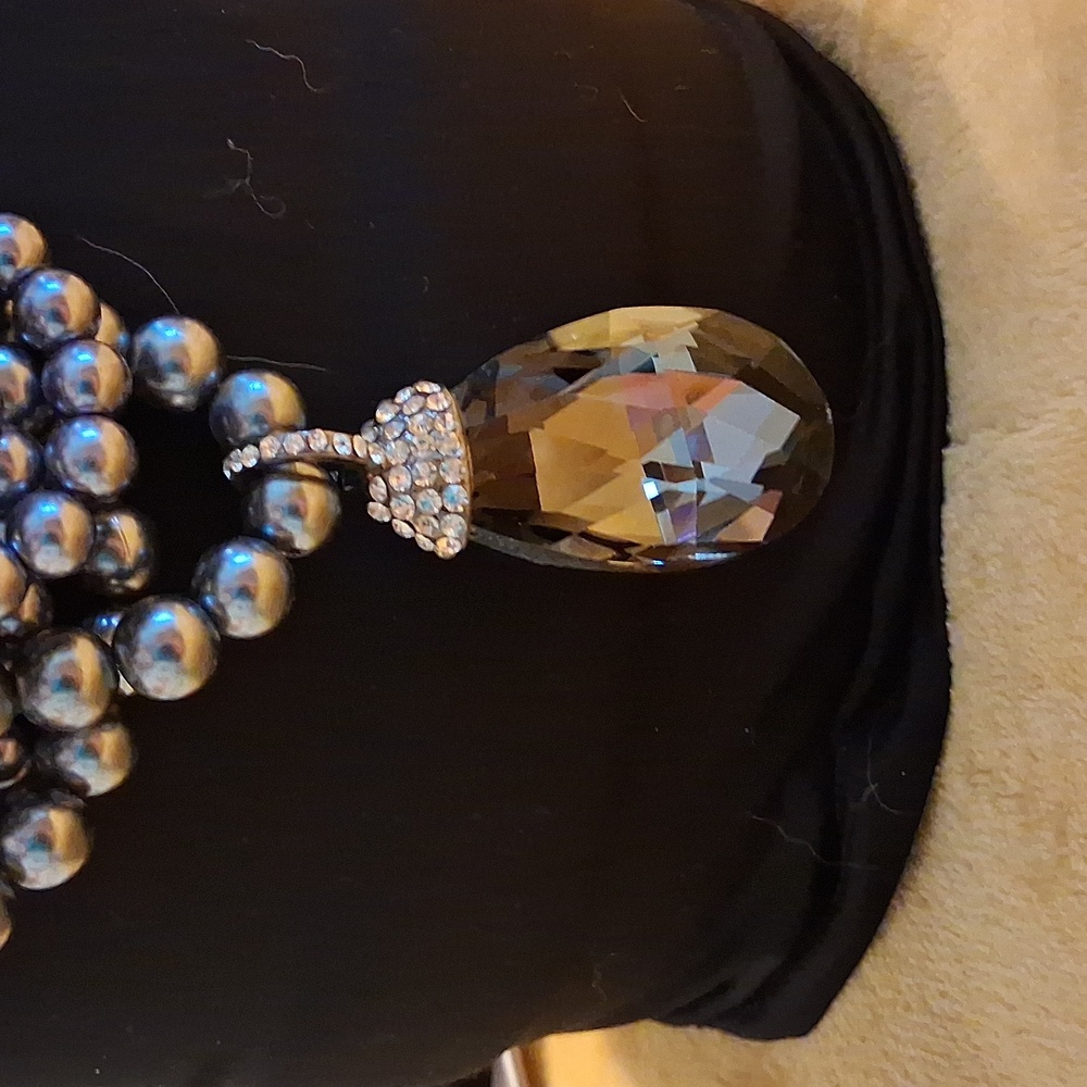 Elegant Pearl Necklace with Diamond Accents and Delicate Craftsmanship